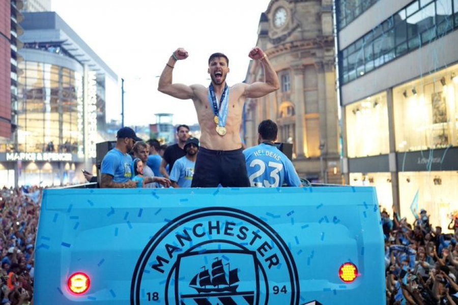Festimet tripletës te Manchester City: Ruben Dias volli në çantën e nënës së Jack Grealish