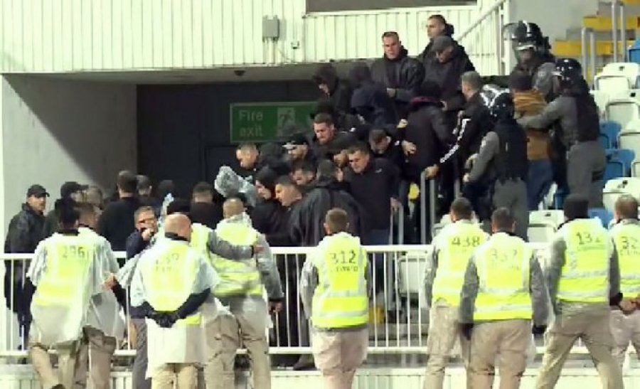 VIDEO/ Tifozët rumunë u dëbuan nga stadiumi në Prishtinë pasi brohoritën 'Kosova është Serbi'