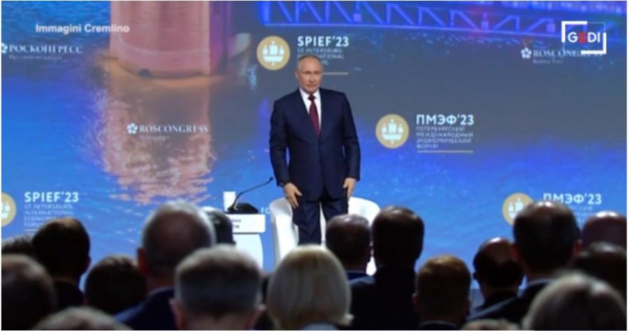 Putini nderon Berluskonin me një minutë heshtje në Forumin Ekonomik të Shën Petersburgut