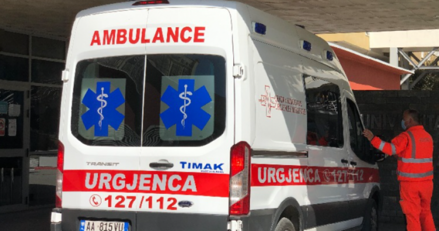 E rëndë në Elbasan, i riu përplas të miturin me makinë, transportohet në spital