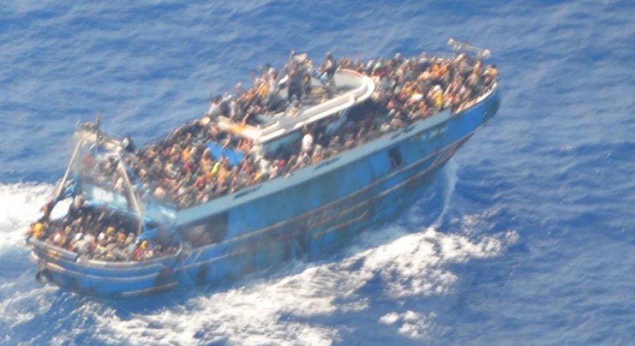 Komisionerja e BE-së: Mbytja e anijes greke me emigrantë mund të jetë ‘tragjedia më e keqe’ në detin Mesdhe