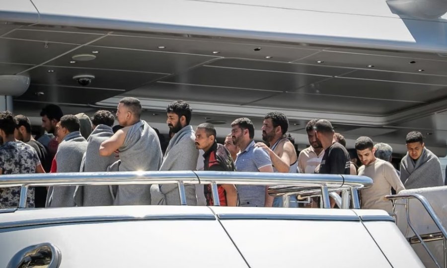 Deputeti grek përjashtohet nga partia e Mitsotakis pas komenteve për migrantët