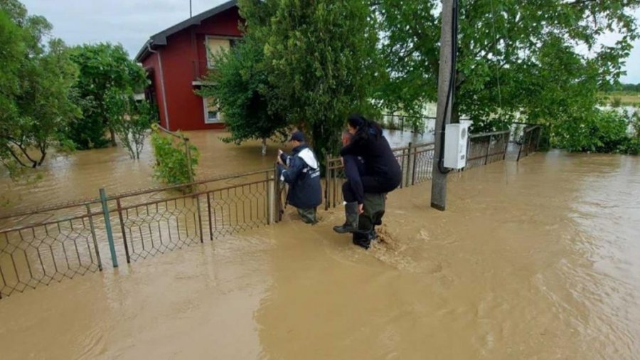 Rajoni përfshihet nga përmbytjet, Serbia dhe Bosnja shpallin gjendjen e jashtëzakonshme