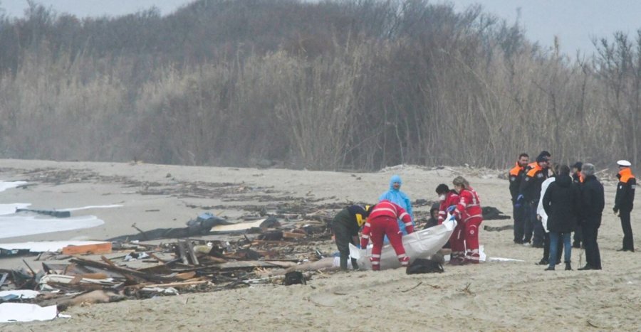 Mbytja e anijes me 79 viktima/ Dëshmitë tronditëse: 6 emigrantë janë vrarë me thikë…