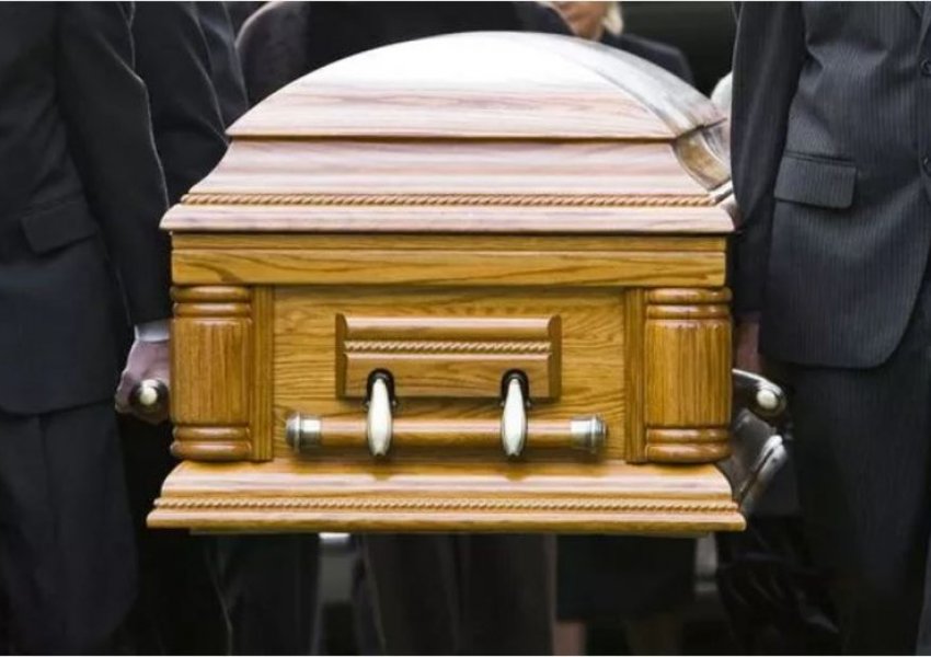 Gruaja ‘e vdekur’ që u gjet e gjallë në arkivol vdes pas 7 ditësh në terapi intensive