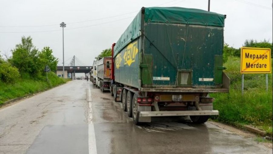 Tensionet Serbi-Kosovë, serbët bllokojnë rrugët në Pikat Kufitare në Jarinjë, Bërnjak e Merdare