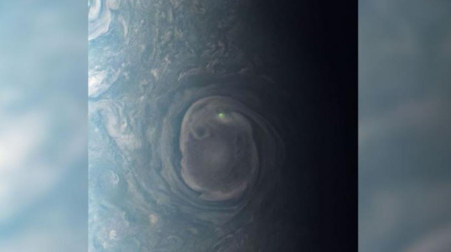 Anija kozmike e NASA-s kap imazhin e rrufesë fantazmë në Jupiter