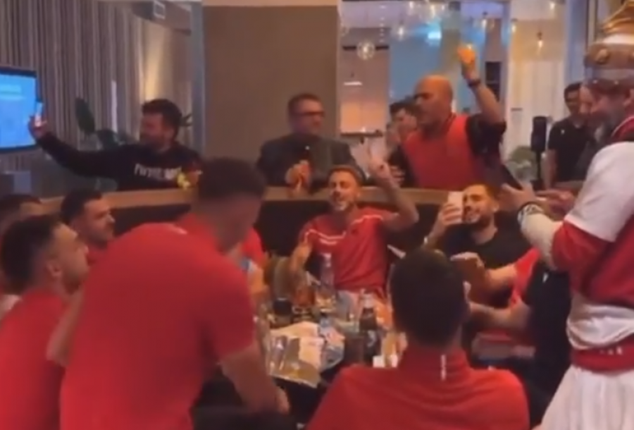 VIDEO/ Me këngën e Adem Jasharit dhe Skënderbeun midis tyre, kuqezinjtë e Kombëtares e 'djegin' në festën e fitores 