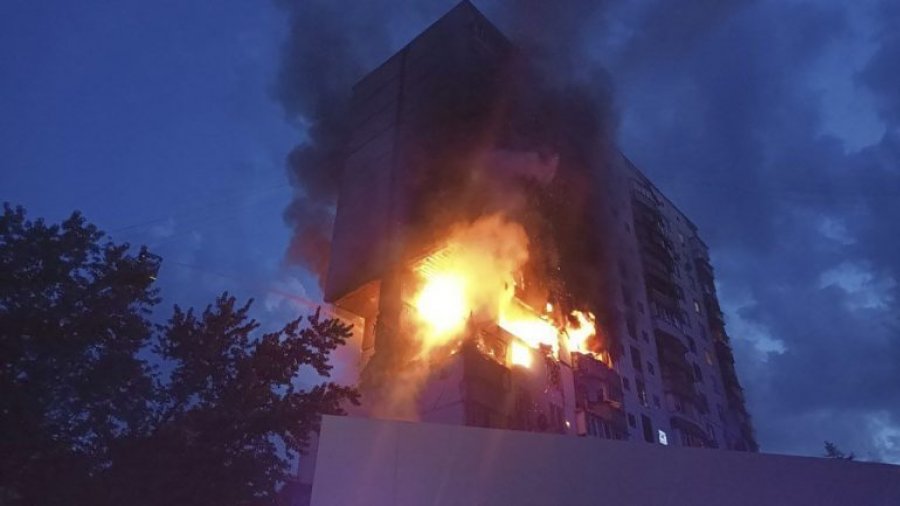 Përfshihet nga flakët një ndërtesë në Kiev, tre viktima, dyshohet për…