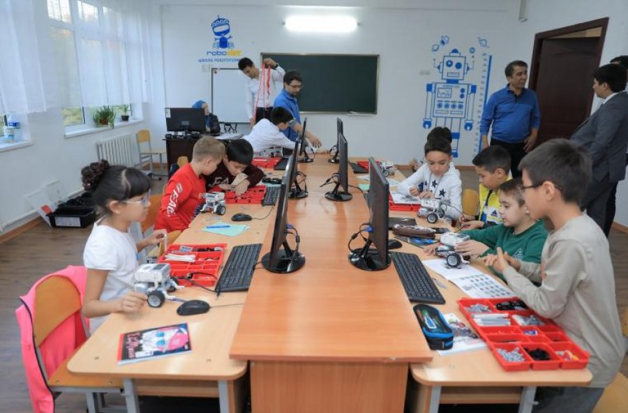 Uzbekistani forcon arsimin jashtë shkollës, metoda që po zbulon talentet