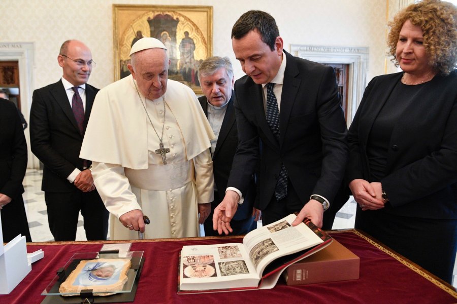 Kurti i thotë Papës se i nevojitet mbështetja e Vatikanit në këto kohë të turbullta