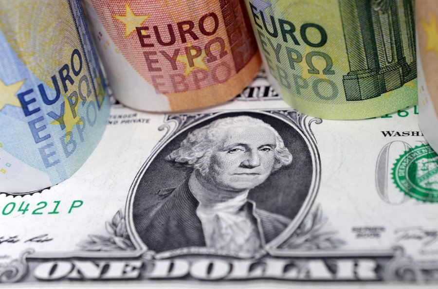 As ndërhyrja e BSH nuk e ngre dot Euron: Bie sërish poshtë 107 lekëve, Dollari prek vlerën më të ulët në 12 vjet