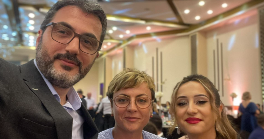 Dejona Mihali s’u ndahet deputetëve të VV-së as në dasma, mysafire në martesën e Agon Batushës