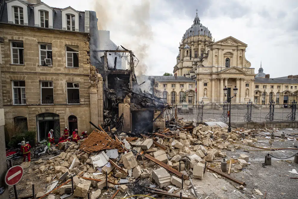 Kërkimi për të zhdukurin nën rrënoja në Paris ndërlikohet nga ndërtesa e paqëndrueshme
