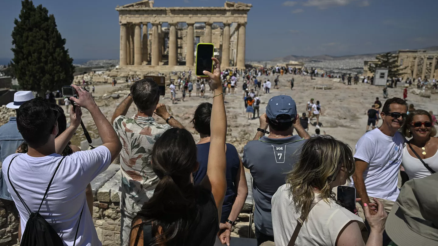 Mbipopullim turistësh në Akropol, Greqia në hall me turmat në rritje të vizitorëve