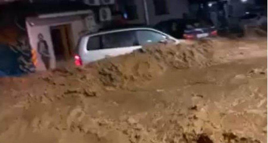 Vërshimi i ujërave, nënë dhe bir humbin jetën në Kosovë