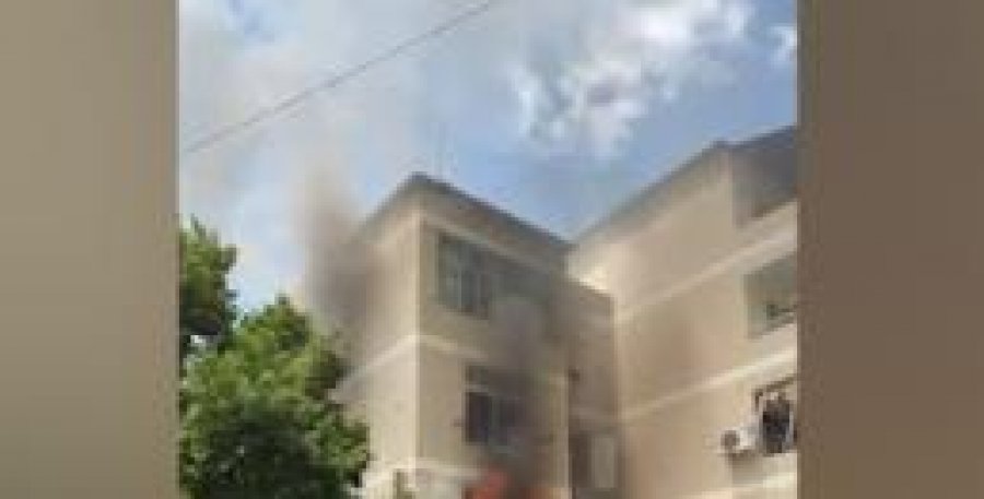 Merr flakë apartamenti në Tiranë/ E gjithë zona mbulohet nga tymi
