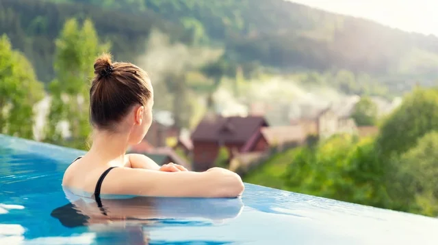Vendi ku gratë lejohet të dalin 'topless' në pishinat publike