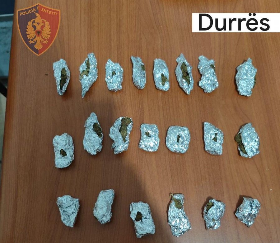EMRAT/ Shpërndanin drogë në zonën e plazhit, arrestohen 3 të rinj në Durrës