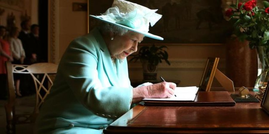 ‘Shkruante rreth 15 minuta, çdo mbrëmje’/ A do të publikohet ditari sekret i Mbretëreshës Elizabeth?