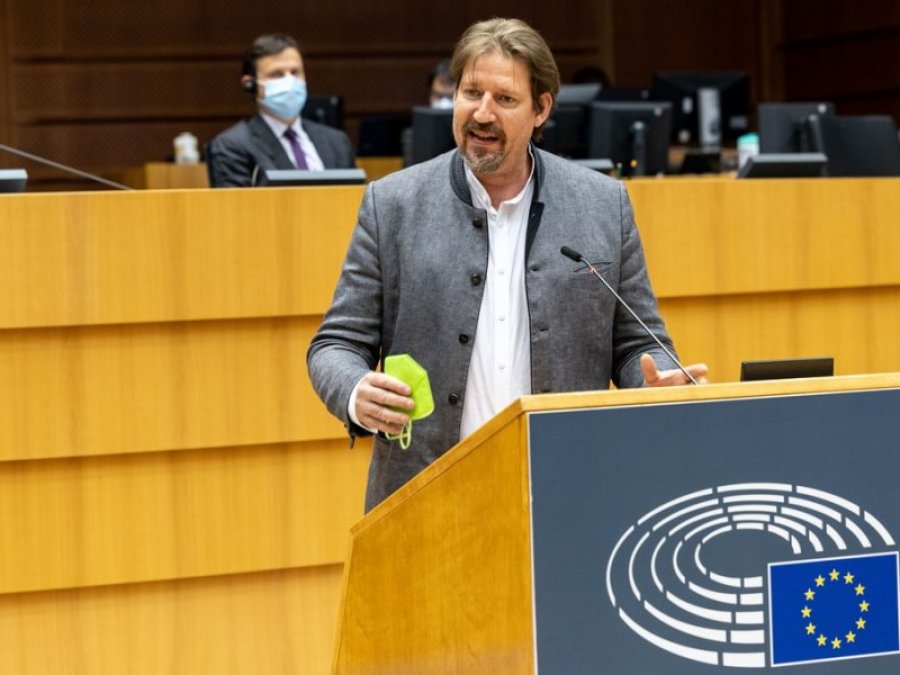‘Lajçak i njëanshëm’/ Eurodeputeti austriak: Vendi i tij ende nuk e njeh Kosovën