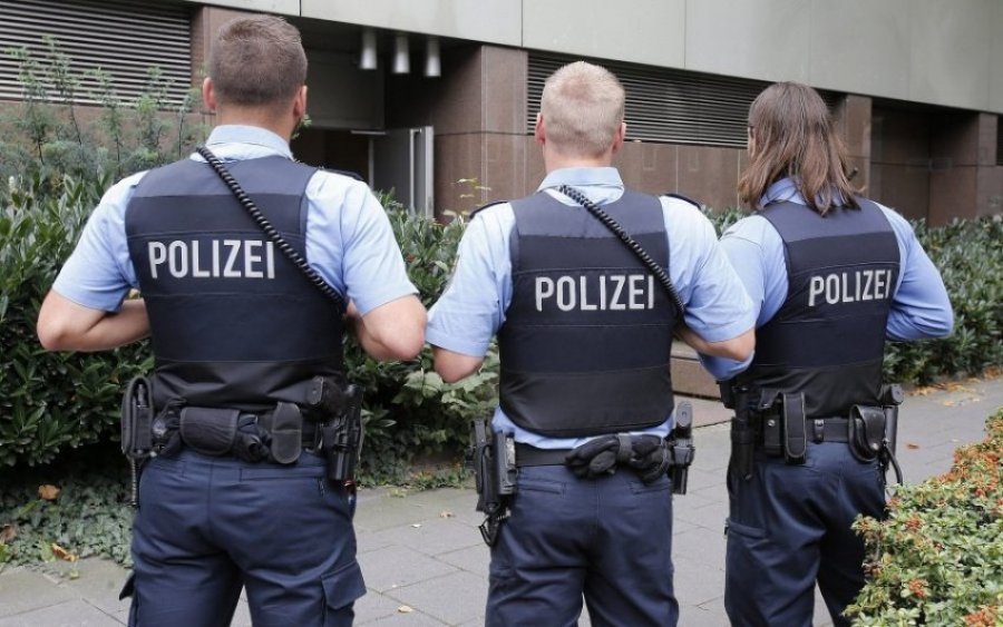 Armë dhe drogë në banesë, arrestohen 30-vjeçari shqiptar dhe gruaja e tij gjermane