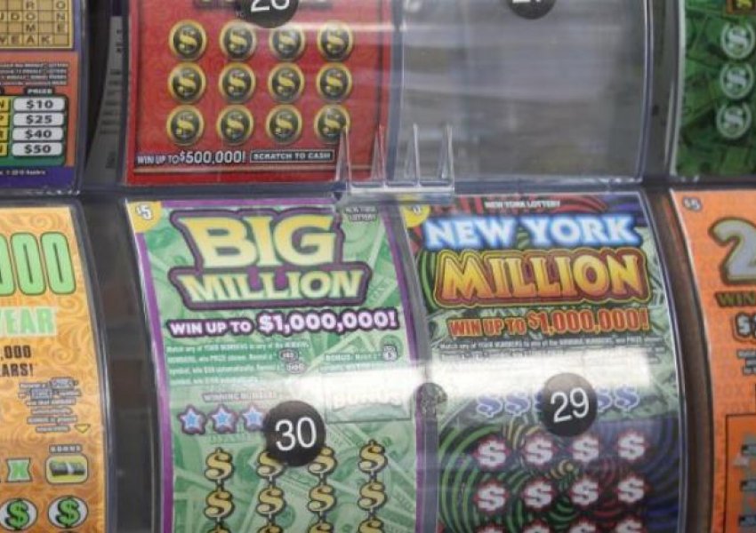 Bleu një biletë lotarie pak para mbylljes së dyqanit, burri fiton plot 300 mijë dollarë