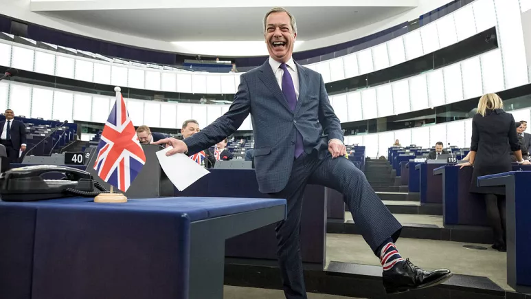 Udhëheqësi i Brexit, Nigel Farage, po mendon të largohet nga Britania