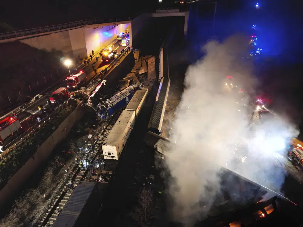 Treni i pasagjerëve në Greqi godet trenin e mallrave, vagonët fluturojnë nga shinat dhe përfshihen nga zjarri