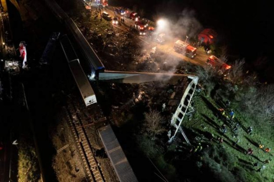 VIDEO/ Tragjedi në Greqi, përplasen fuqishëm trenat, vagonët shkrihen nga zjarri: Mbi 30 të vdekur e 80 të plagosur 