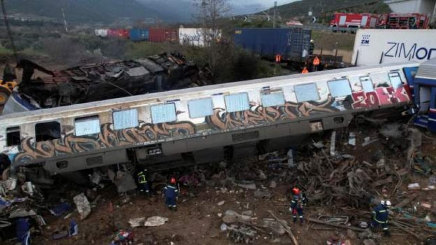 VIDEO/ Përplasja e trenave në Greqi: Vazhdon nxjerrja e të plagosurve nga vagonët bashkë me të vdekurit