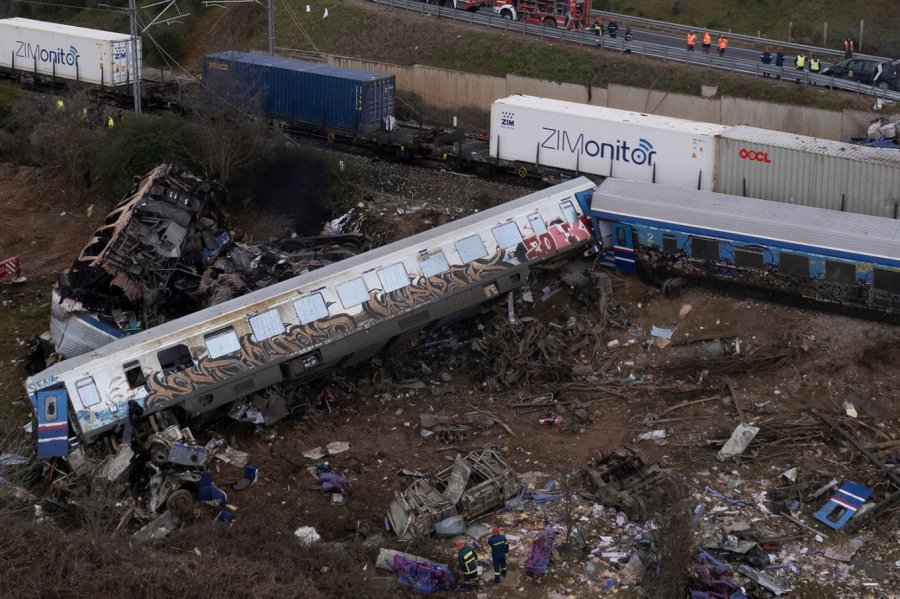 FOTO/ Pamje ditën nga katastrofa hekurudhore në Greqi: Treni me 350 pasagjerë goditi trenin e mallrave