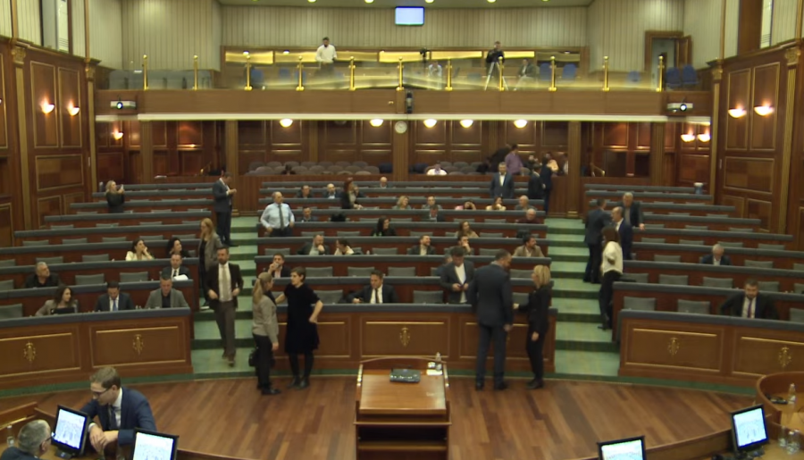 Mbi 1 mijë e 700 euro pagë në muaj për deputetët serbë që nuk vijnë kurrë në Kuvend