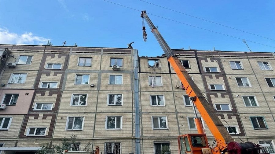 Njerëz të vrarë, shtëpi të shkatërruara dhe linja elektrike të dëmtuara, sulmohet qyteti jugor i Ukrainës