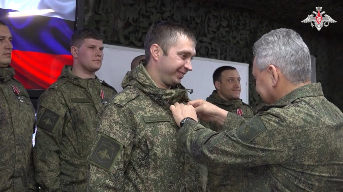 VIDEO/ Ministri rus i Mbrojtjes vizitë të rrallë në Ukrainën Lindore