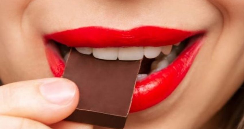 Përfitimet shëndetësore nëse hani një copë çokollatë të zezë çdo ditë 