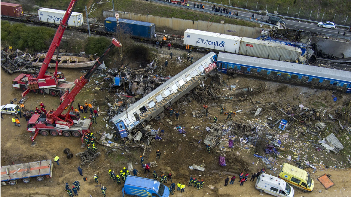 Përplasja e trenave në Larisa: I vetmi i mbijetuar i vagonit të parë mbetet në gjendje kritike