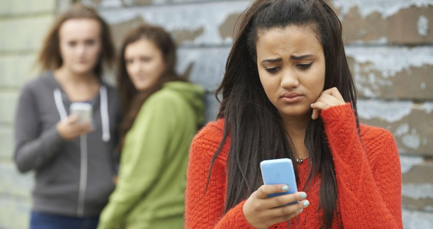 Si po e 'shkatërrojnë', rrjetet sociale shëndetin mendor të adoleshentëve