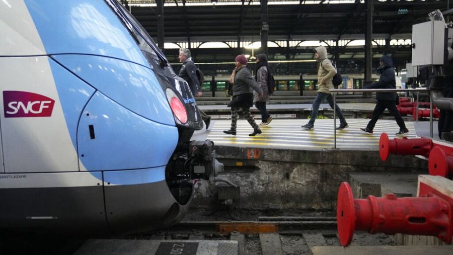 Grevat e mëdha në hekurudhat e Francës kanë për qëllim ‘bllokimin e vendit’