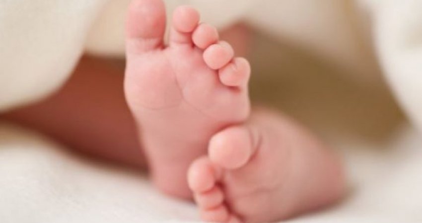 Gruaja lind në veturë gjatë rrugës për në spital – Foshnja sillet pa shenja jete në Pejë