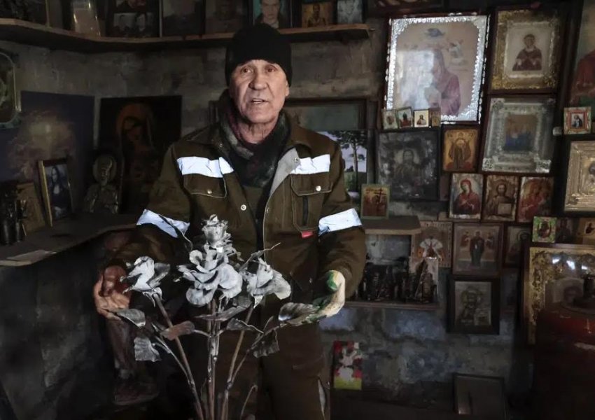 Lulet e luftës: Saldatori ukrainas i kthen armët dhe municionet në art