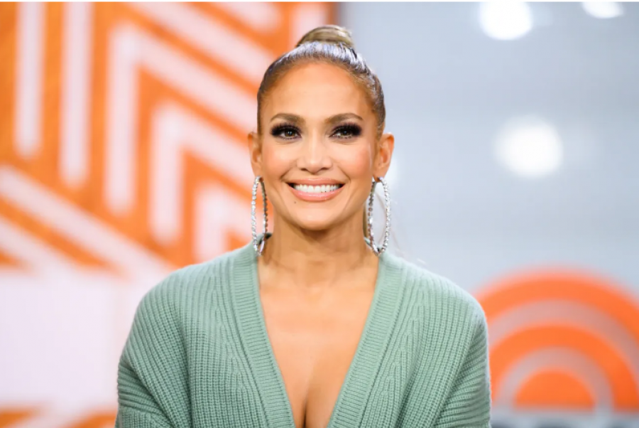 Fansat e ‘akuzojnë’ se ka bërë botox, reagon Jennifer Lopez: Nuk kam kryer asnjë ndërhyrje
