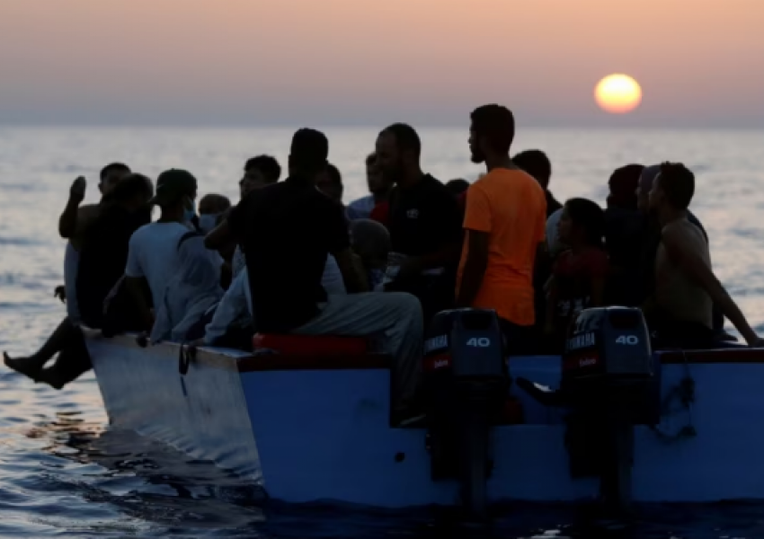 Itali/ Shpëtohen mbi 1.000 migrantë të vendosur në tri varka  