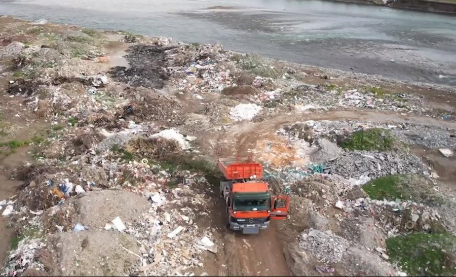 VOA: Inceneratori jashtë funksionit, bashkia e Elbasanit i hedh mbeturinat buzë Shkumbinit