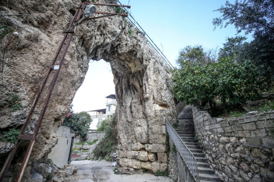 FOTO/ Ujësjellësi ‘urë’ i periudhës romake në Hataj, që nuk i lëvizi guri nga ‘fatkeqësia e shekullit’