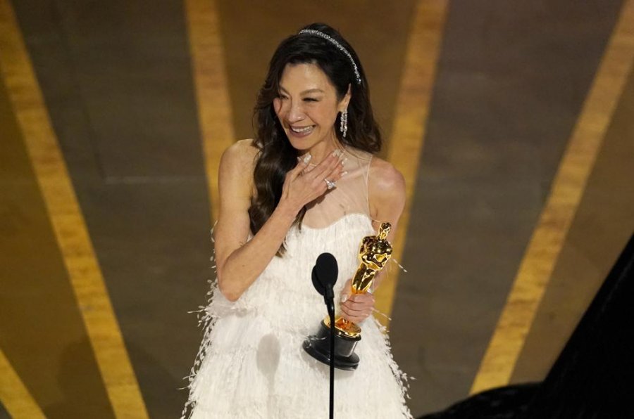 Oscar 2023/ Michelle Yeoh bën histori, e para aziatike që fiton çmimin si aktorja më e mirë