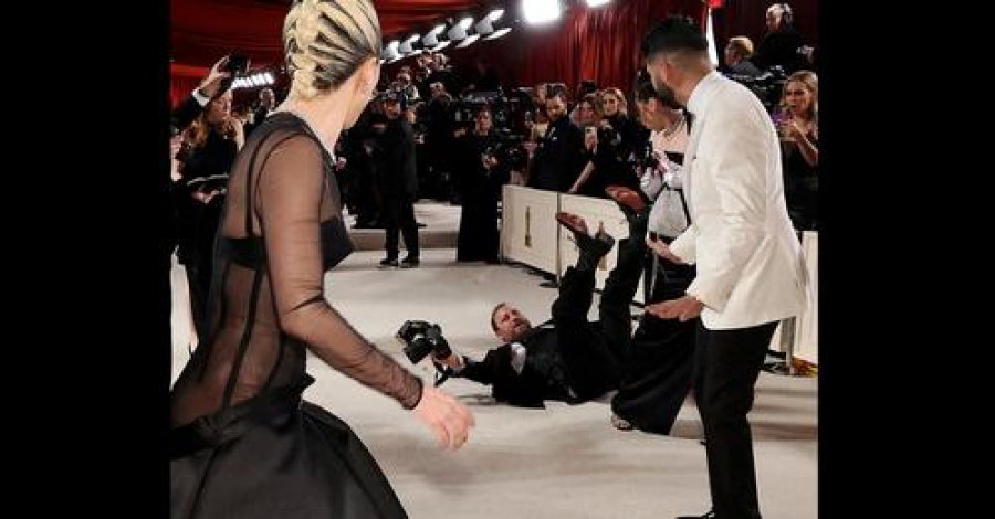 VIDEO virale/ Lady Gaga ndihmon fotografin që rrëzohet në tapetin e kuq