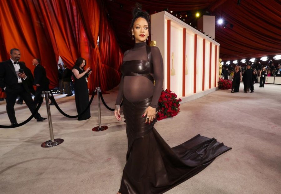 Me barkun e rrumbullakosur, Rihanna shkëlqen në performancën e saj për herë të parë në 'Oscars 2023'