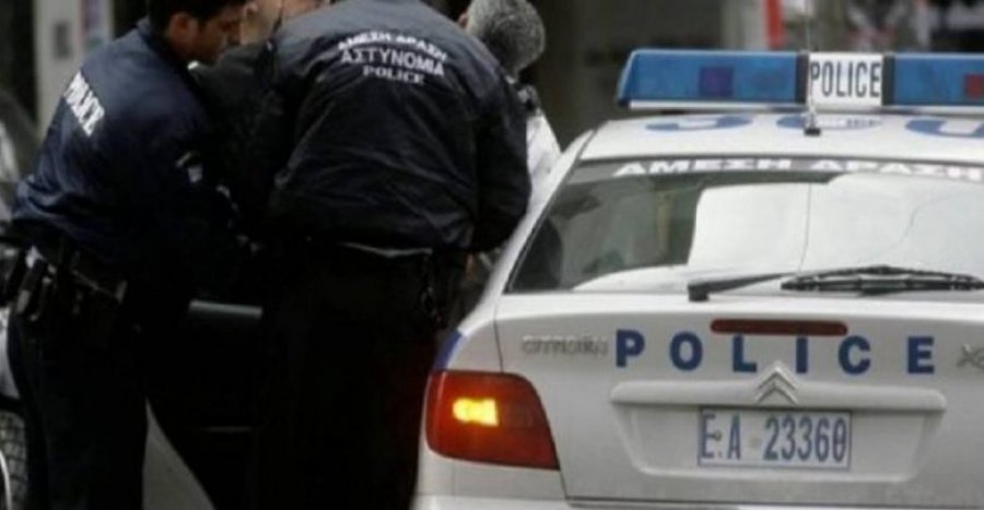 Greqi, arrestohen efektivë të policisë që favorizonin kontrabandën e migrantëve
