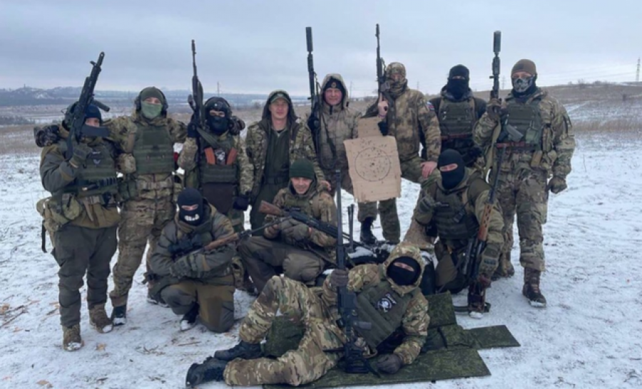 Ish-futbollisti i Kombëtares Ruse bëhet pjesë e batalionit të ultrasve në luftën e Ukrainës